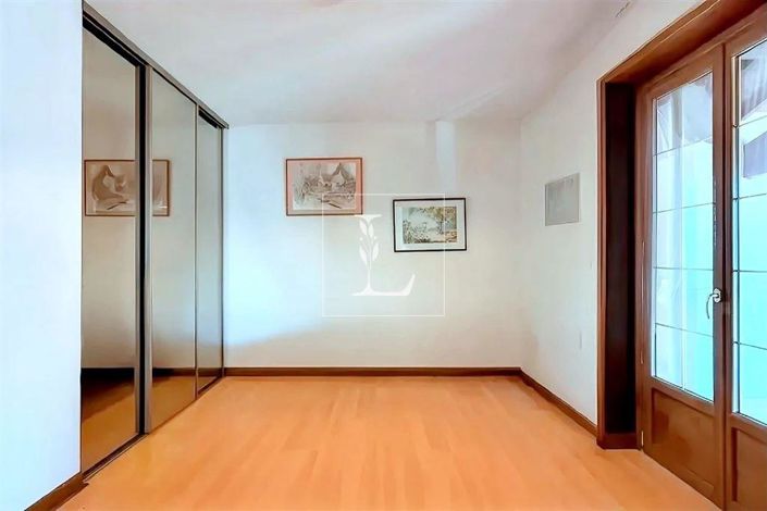 Image No.12-6 Bed House for sale