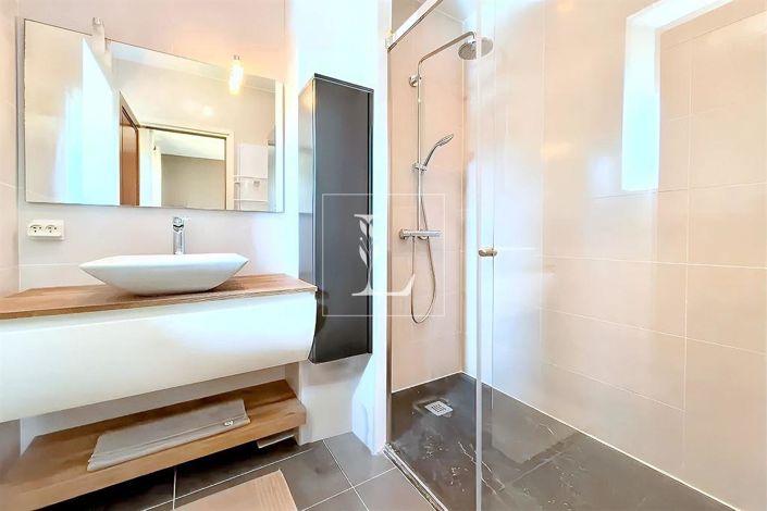 Image No.16-6 Bed House for sale