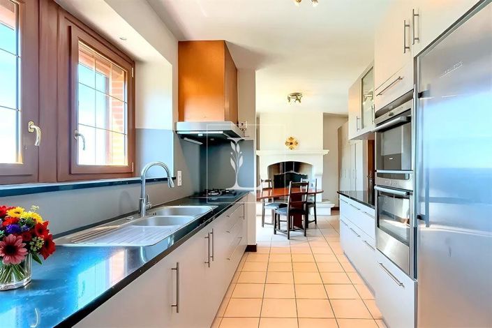 Image No.9-6 Bed House for sale