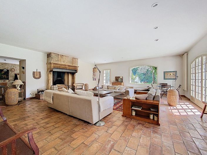 Image No.6-8 Bed House for sale