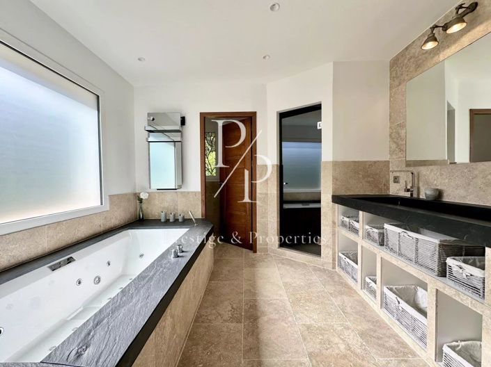 Image No.7-6 Bed House for sale