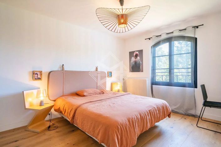 Image No.6-5 Bed House for sale