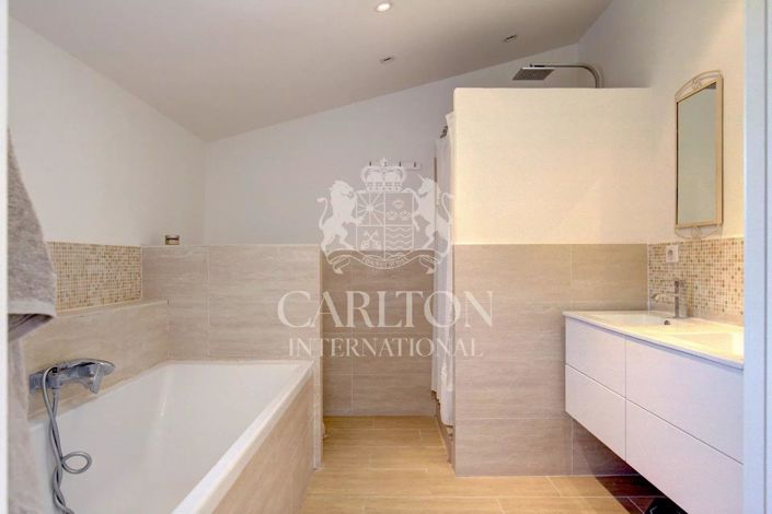 Image No.16-6 Bed House for sale