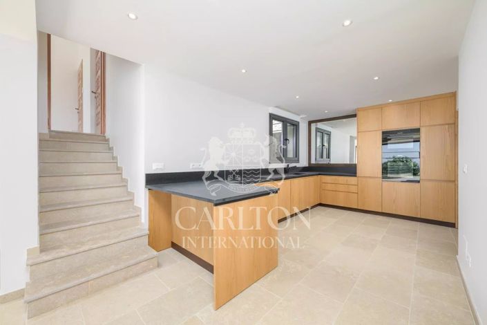 Image No.10-5 Bed House for sale