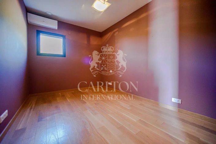 Image No.12-5 Bed House for sale