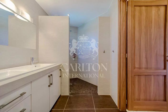 Image No.8-5 Bed House for sale