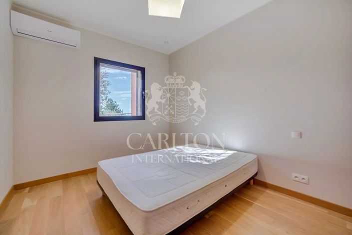 Image No.9-5 Bed House for sale