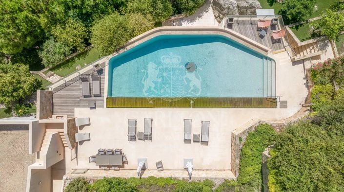 Image No.1-8 Bed House for sale