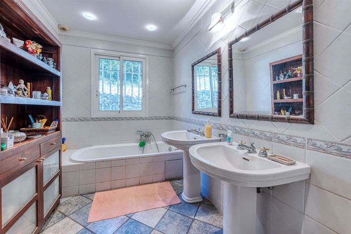 Image No.27-4 Bed House for sale