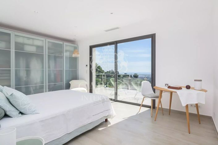 Image No.8-6 Bed House for sale