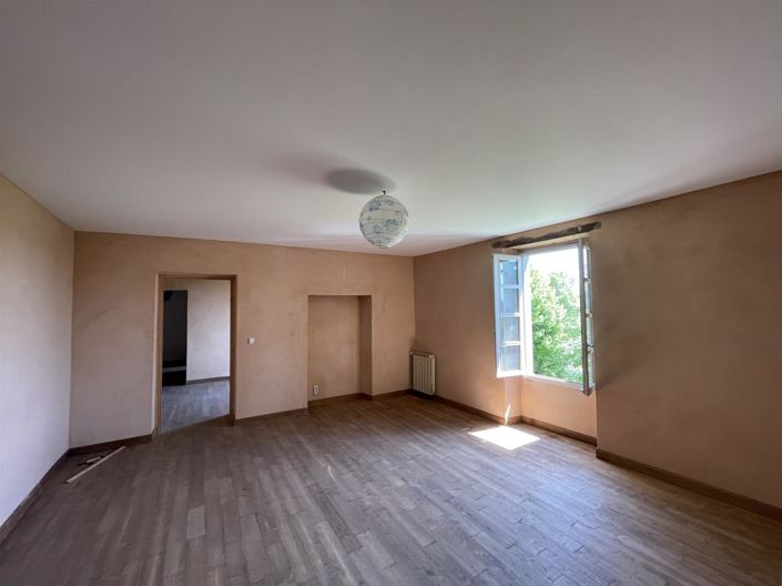 Image No.9-6 Bed House for sale