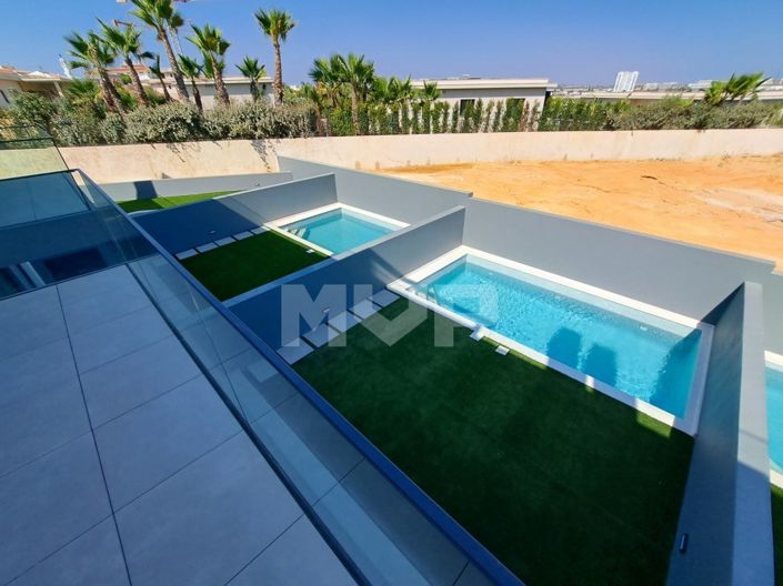 Image No.26-4 Bed House for sale