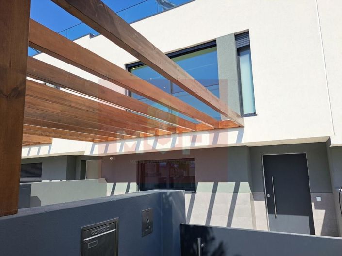 Image No.3-4 Bed House for sale