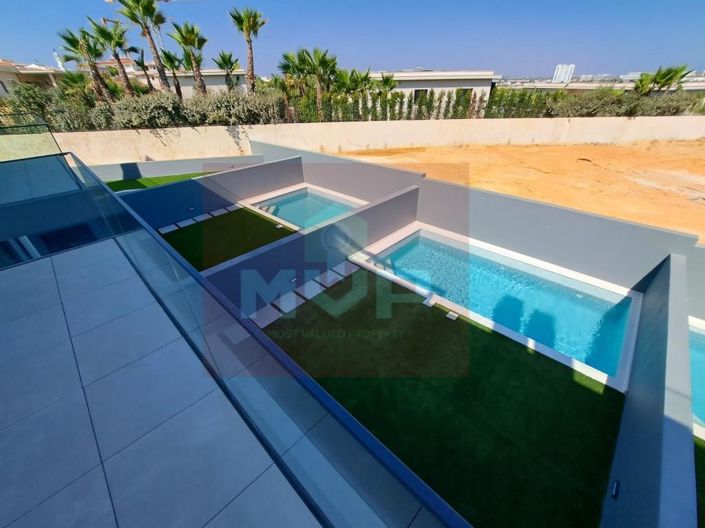 Image No.26-4 Bed House for sale