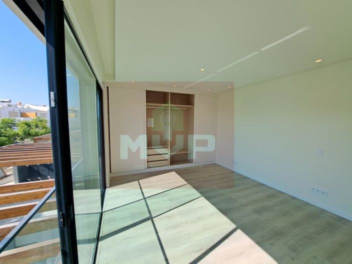 Image No.30-4 Bed House for sale