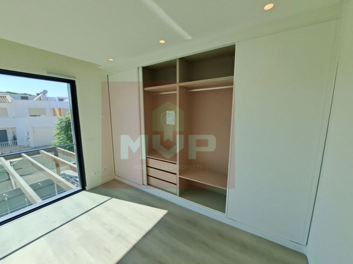 Image No.32-4 Bed House for sale