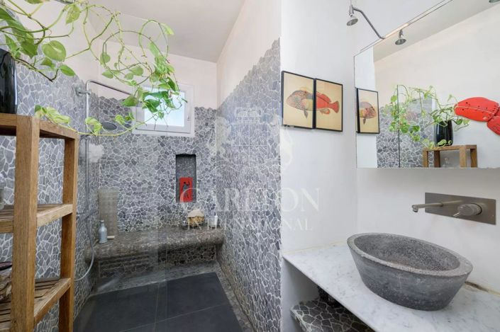 Image No.12-5 Bed Property for sale