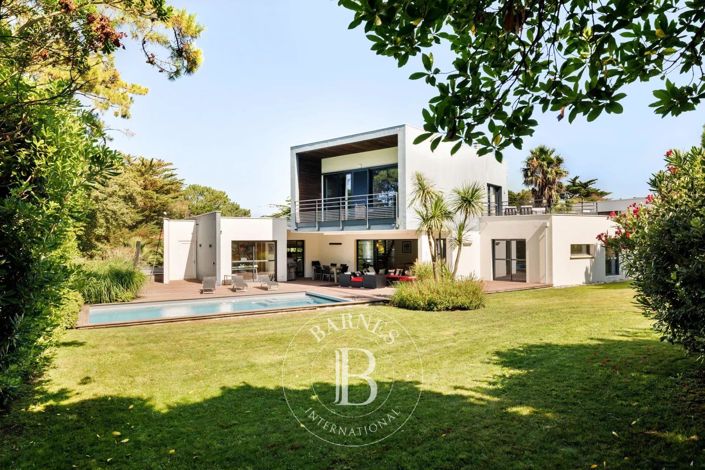 Image No.1-4 Bed House for sale