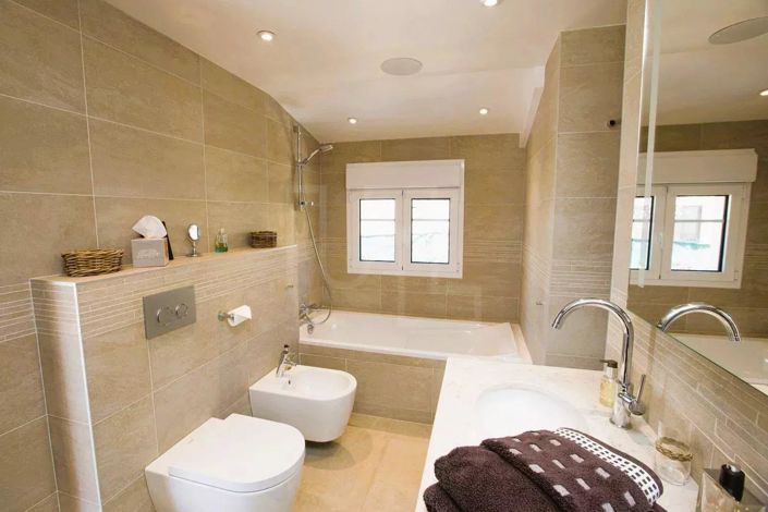 Image No.18-5 Bed House for sale