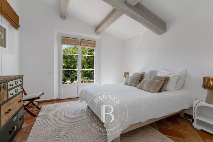 Image No.8-5 Bed House for sale