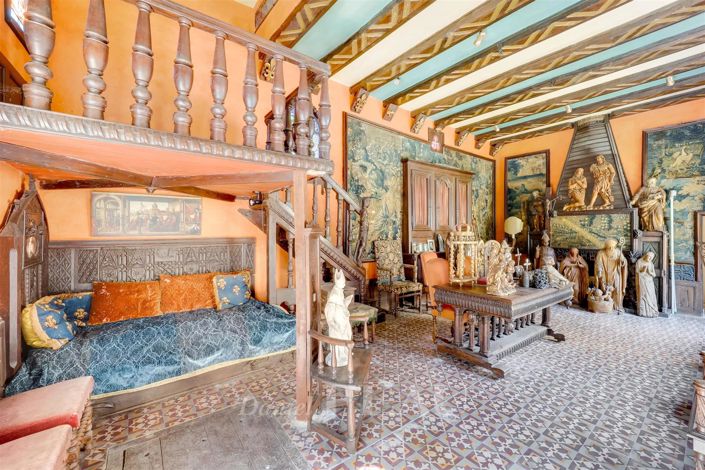 Image No.8-5 Bed House for sale