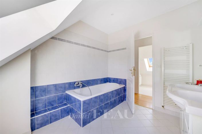 Image No.10-5 Bed House for sale