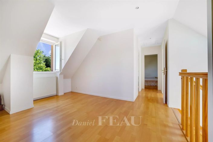 Image No.7-5 Bed House for sale