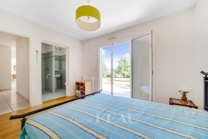 Image No.8-5 Bed House for sale