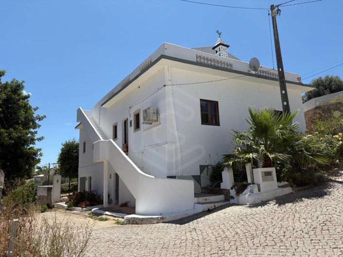 Image No.1-4 Bed House for sale