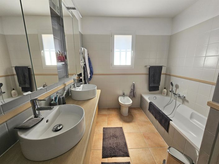 Image No.11-6 Bed House for sale