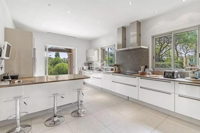 Image No.6-4 Bed House for sale