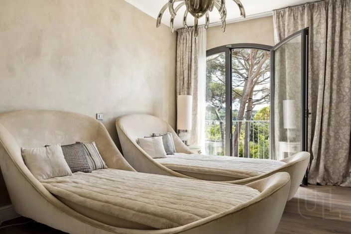 Image No.8-5 Bed House for sale