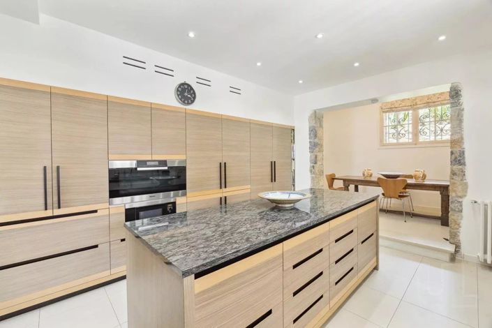 Image No.6-6 Bed House for sale