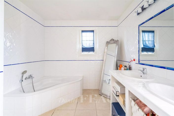 Image No.13-4 Bed House for sale