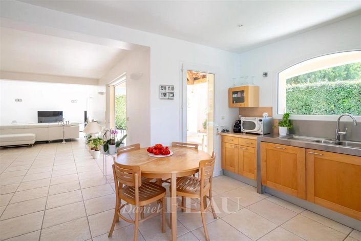 Image No.8-4 Bed House for sale