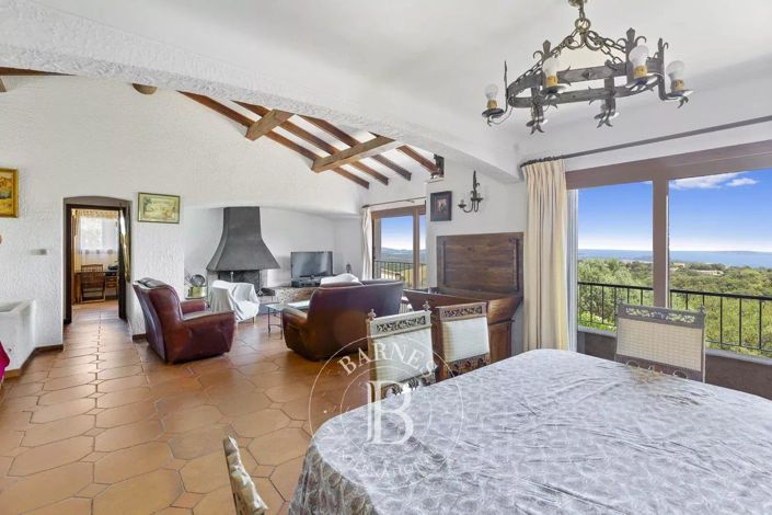 Image No.5-8 Bed House for sale