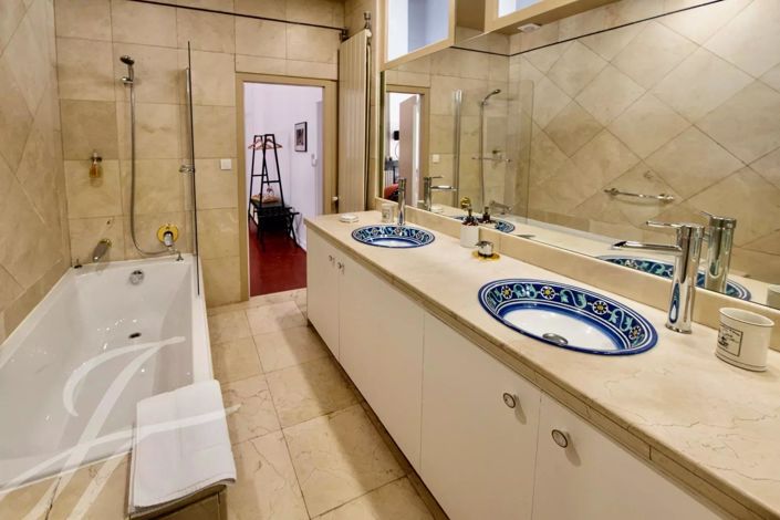 Image No.7-8 Bed House for sale