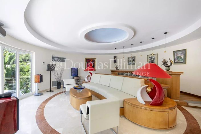 Image No.6-5 Bed House for sale