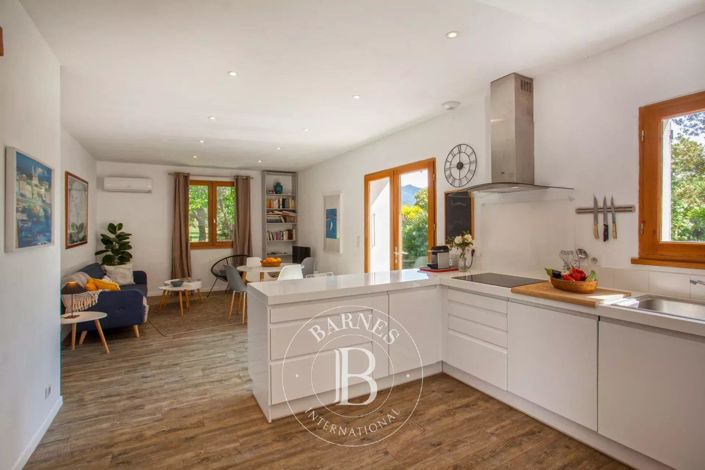 Image No.16-8 Bed House for sale