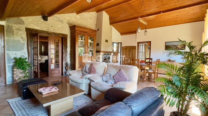 Image No.10-3 Bed Property for sale