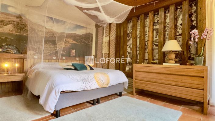 Image No.12-3 Bed Property for sale