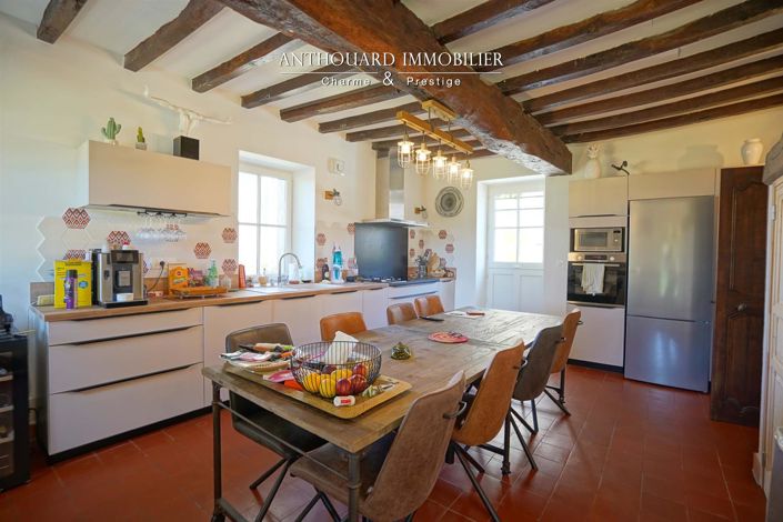 Image No.10-9 Bed Property for sale