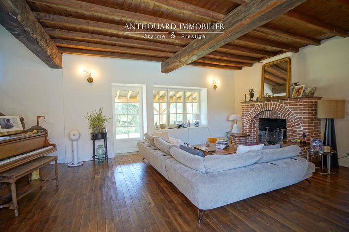 Image No.12-9 Bed Property for sale