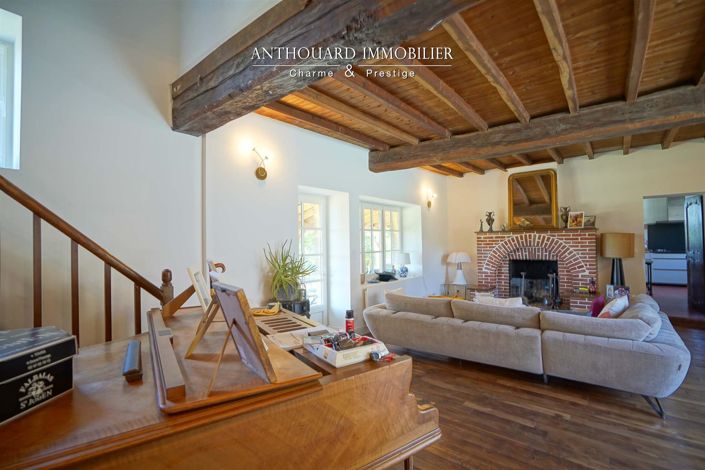 Image No.14-9 Bed Property for sale