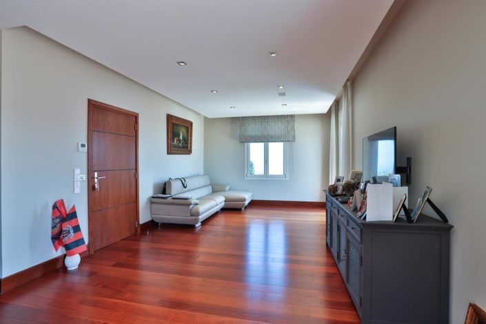 Image No.21-6 Bed House for sale