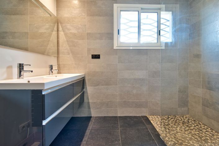 Image No.18-6 Bed House for sale