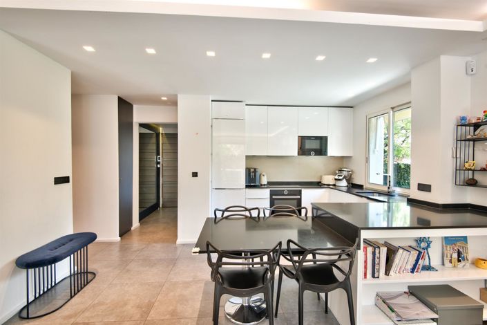 Image No.7-6 Bed House for sale