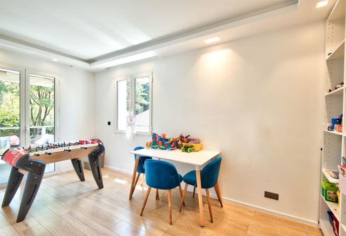 Image No.9-6 Bed House for sale