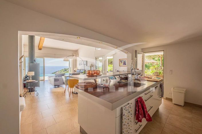 Image No.6-4 Bed House for sale