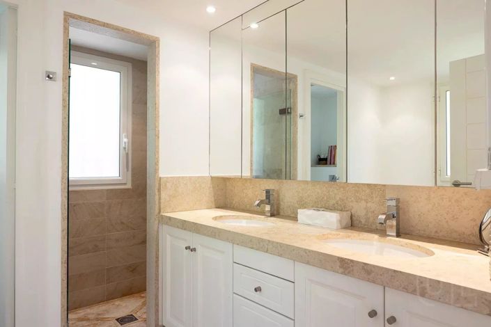 Image No.8-5 Bed House for sale